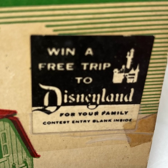 Plasticville Barn Kit with Red Roof. Model trains or any village accessory - Picture 4 of 7